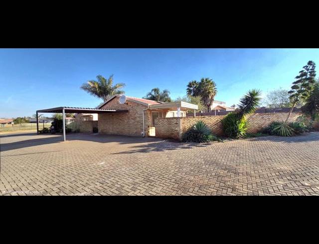 2 BEDROOM TOWNHOUSE FOR SALE IN HEUWELSIG ESTATE